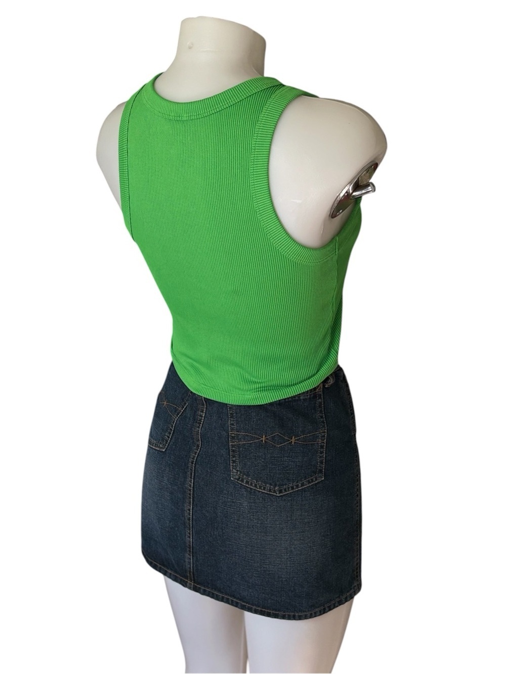 🌸🌞Divided Bright Green Ribbed Crop Tank - Picture 2 of 8
